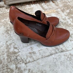 Born Holliston Loafer Heel . Color brown . Size 9 1/2
